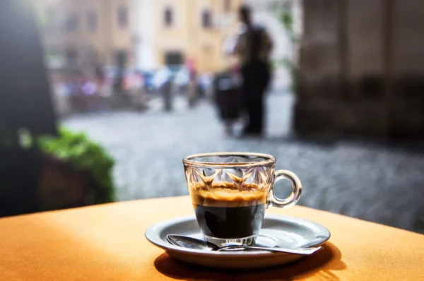 Nghiên cứu hiện cho thấy mọi người nhận được lợi ích lớn nhất nếu bắt đầu uống tách cà phê đầu tiên từ 9 giờ 30 sáng