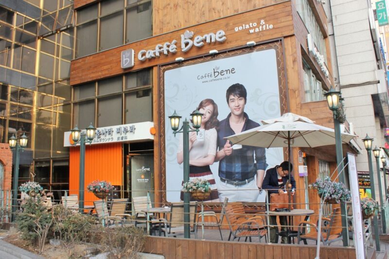 Số lượng quán cà phê tại Hàn Quốc đã "vượt mặt" số lượng cửa hàng gà rán. Ảnh: Daniel Food Diary.